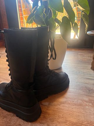 Botas militares negras con plataforma