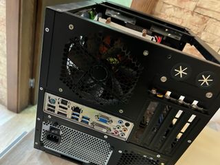 MSI Ordenador i3. con pantalla. perfecto estado.