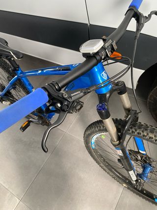 Bicicleta MTB azul trek
