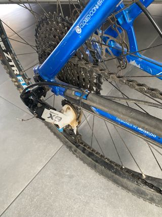 Bicicleta MTB azul trek
