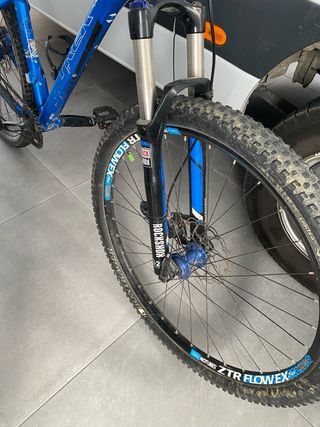 Bicicleta MTB azul trek
