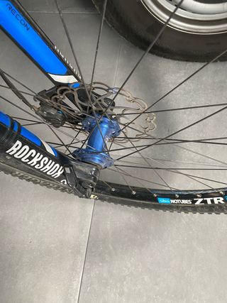 Bicicleta MTB azul trek
