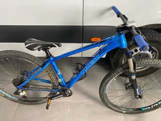 Bicicleta MTB azul trek
