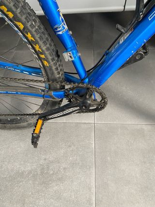 Bicicleta MTB azul trek
