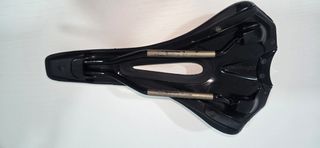 Sillín Prologo Negro/Rojo Sin Uso