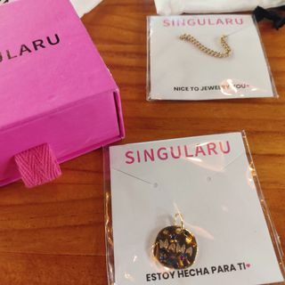 Charm Mama y Cadena Singularu