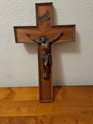 Crucifijo de Cobre y Cruz de madera noble .