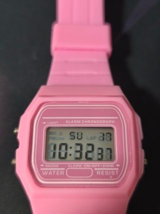 Reloj digital rosa estilo Casio