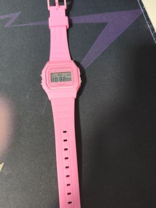 Reloj digital rosa estilo Casio