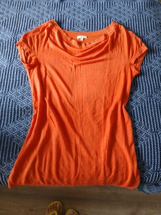 Camiseta naranja tostado mujer cuello holgado.