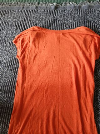Camiseta naranja tostado mujer cuello holgado.