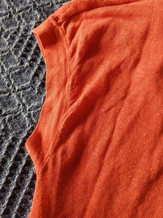 Camiseta naranja tostado mujer cuello holgado.