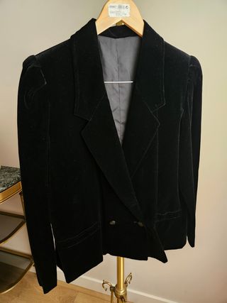 Chaqueta terciopelo negro elegante y vintage