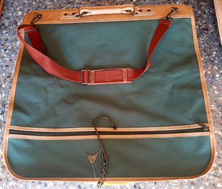 Bolsa de viaje portatrajes verde y marrón