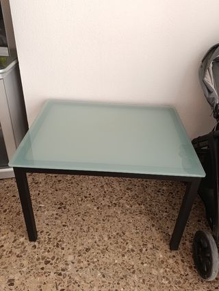 Mesa auxiliar cristal y metal negra