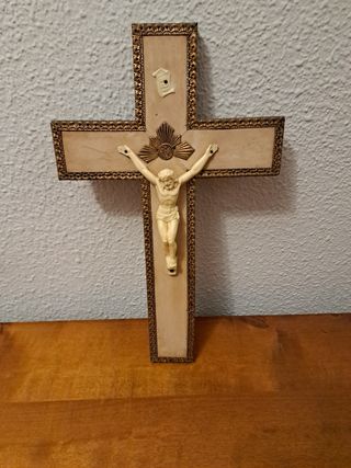 Crucifijo de resina con figura de Jesús