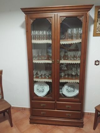 Vitrina de madera con puertas de cristal