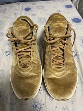 Zapatillas Baloncesto Doradas y Negras