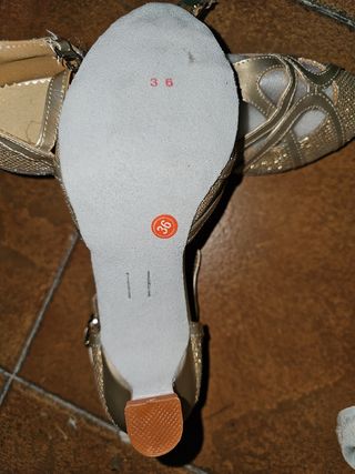 Zapatos de salón dorados con brillos