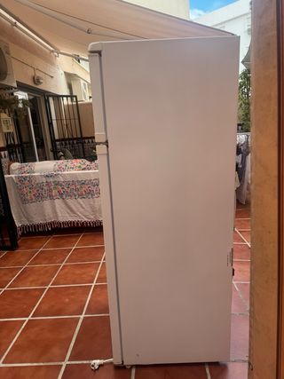 Nevera blanca bien conservada