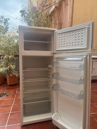 Nevera blanca bien conservada