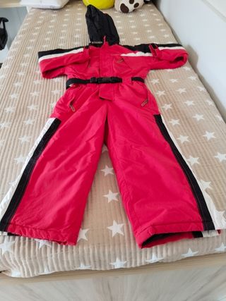 Mono de nieve rojo y negro
