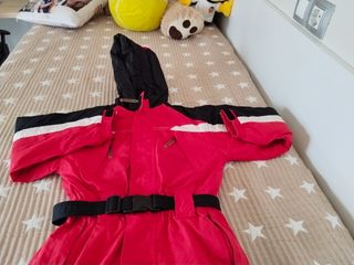 Mono de nieve rojo y negro