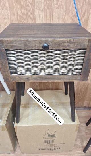 2 Comodini in legno con cesto in vimini