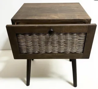 2 Comodini in legno con cesto in vimini