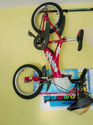 Bicicleta infantil roja