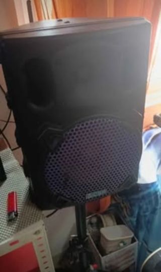 Coluna de som amplificada preta e roxa