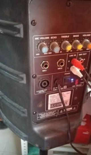 Coluna de som amplificada preta e roxa