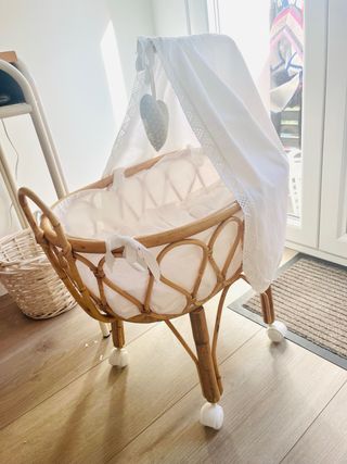 Cuna de mimbre para muñecas