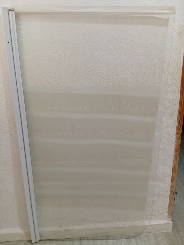 Mampara de bañera de cristal y metal