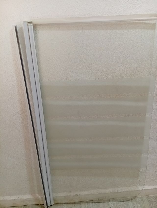 Mampara de bañera de cristal y metal