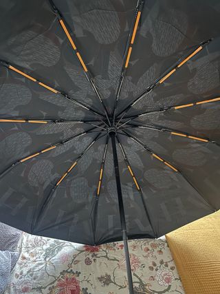 Paraguas con estampado CH