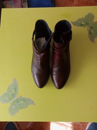 Botines de mujer marrones. 