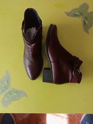 Botines de mujer marrones. 
