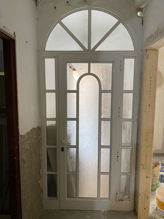 Puerta de aluminio con cristal