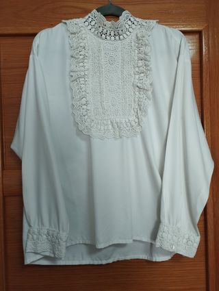 Blusa Sfera cuello y puños de encaje blanco roto