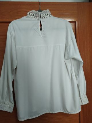 Blusa Sfera cuello y puños de encaje blanco roto
