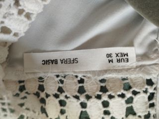 Blusa Sfera cuello y puños de encaje blanco roto