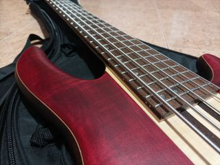Bajo Cort 5 cuerdas