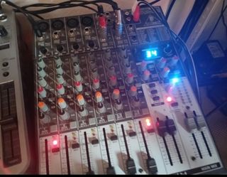 Mesa de Som Behringer 
