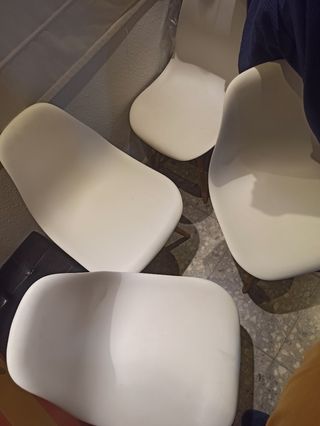 4 sedie nordiche bianche con gambe in legno