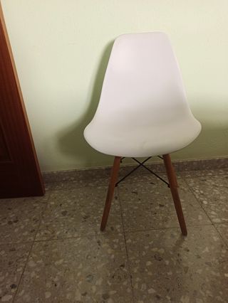 4 sedie nordiche bianche con gambe in legno