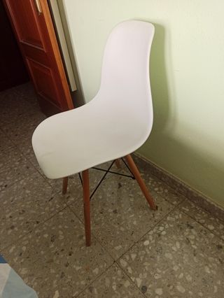 4 sedie nordiche bianche con gambe in legno