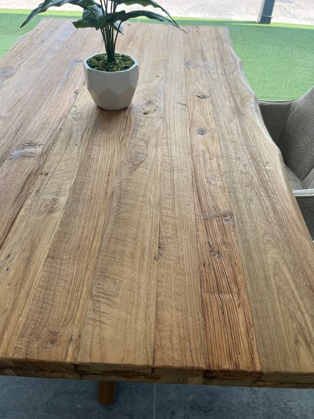 Mesa con tablero robusto