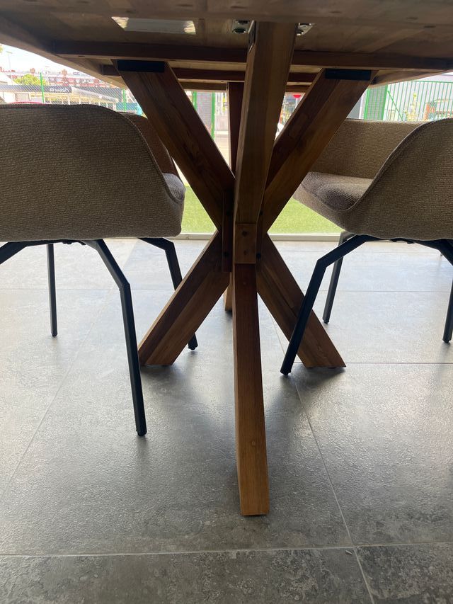 Mesa con tablero robusto