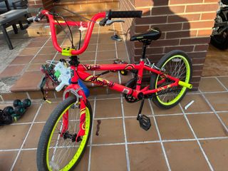Bicicleta BMX Mongoose Clyde Roja